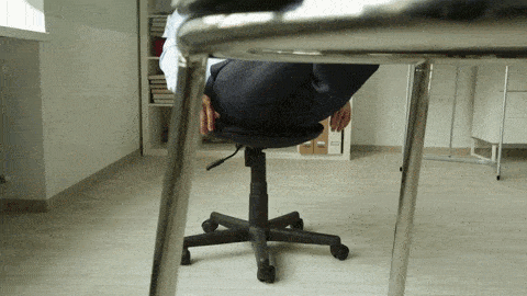 muž s vyloženými nohami na stole v kancelárii