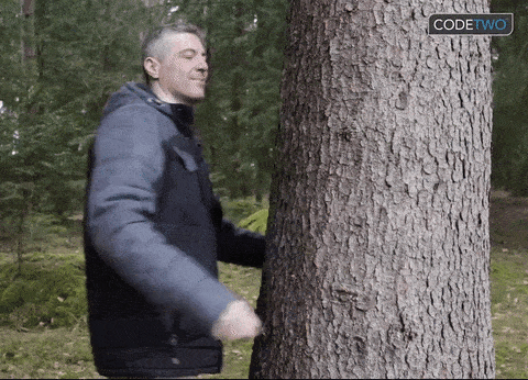 muž objímajúci strom