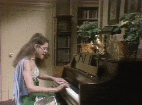 žena hrajúca energicky na klavír