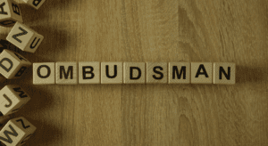 slovo ombudsman vytvorené z kociek