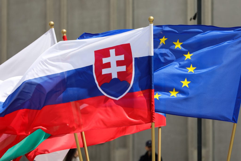 vlajky EÚ a Slovenska