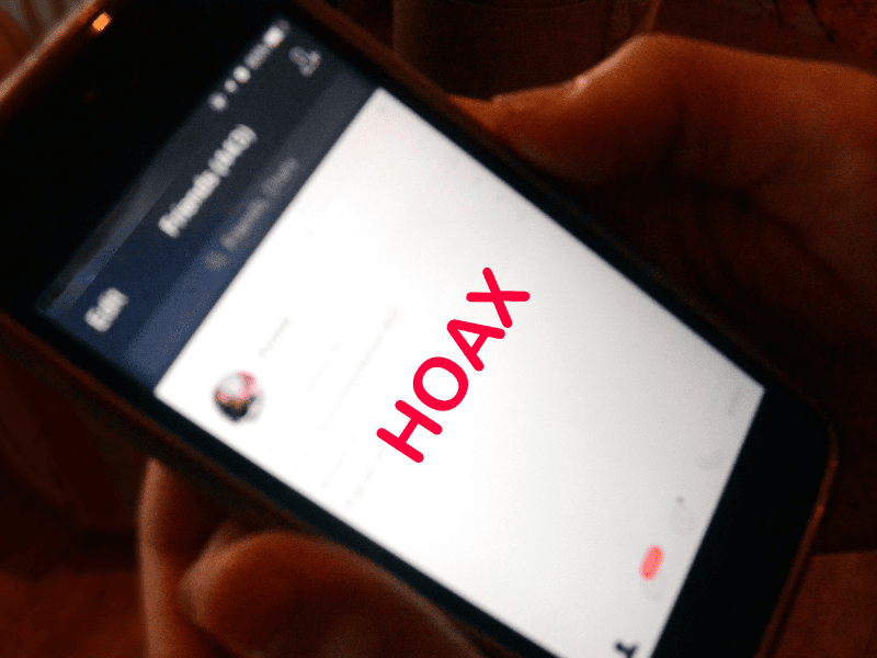 mobil s nápisom na obrazovke HOAX