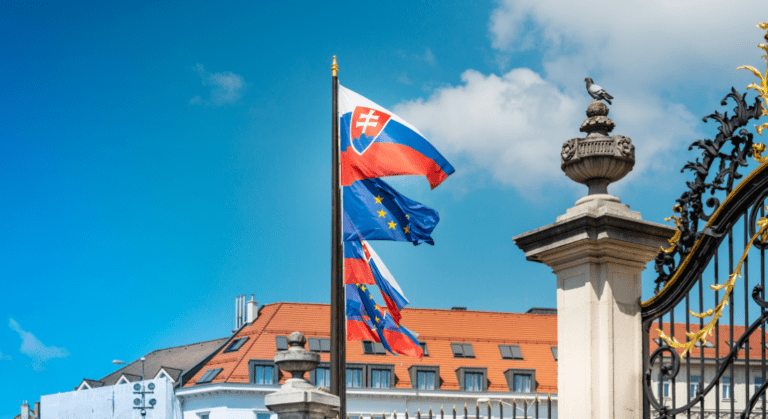 slovenská vlajka na stožiari