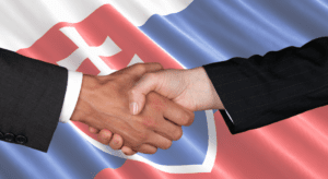 slovenská vlajka a podávajúce ruky