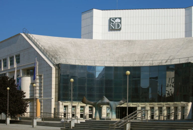 Budova Slovenského národného divadla na náberží Dunaja.