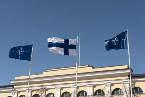 Vlajka Fínska pred budovou NATO v Bruseli.