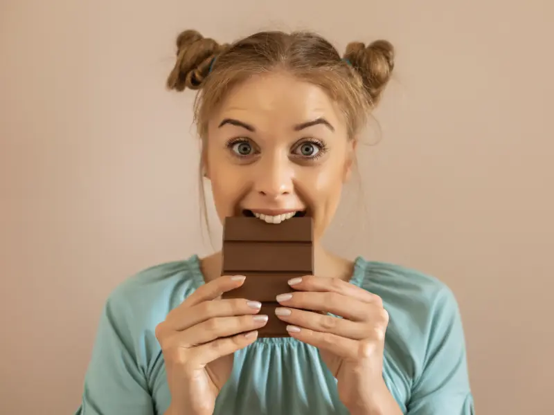 šťastná žena je čokoládu